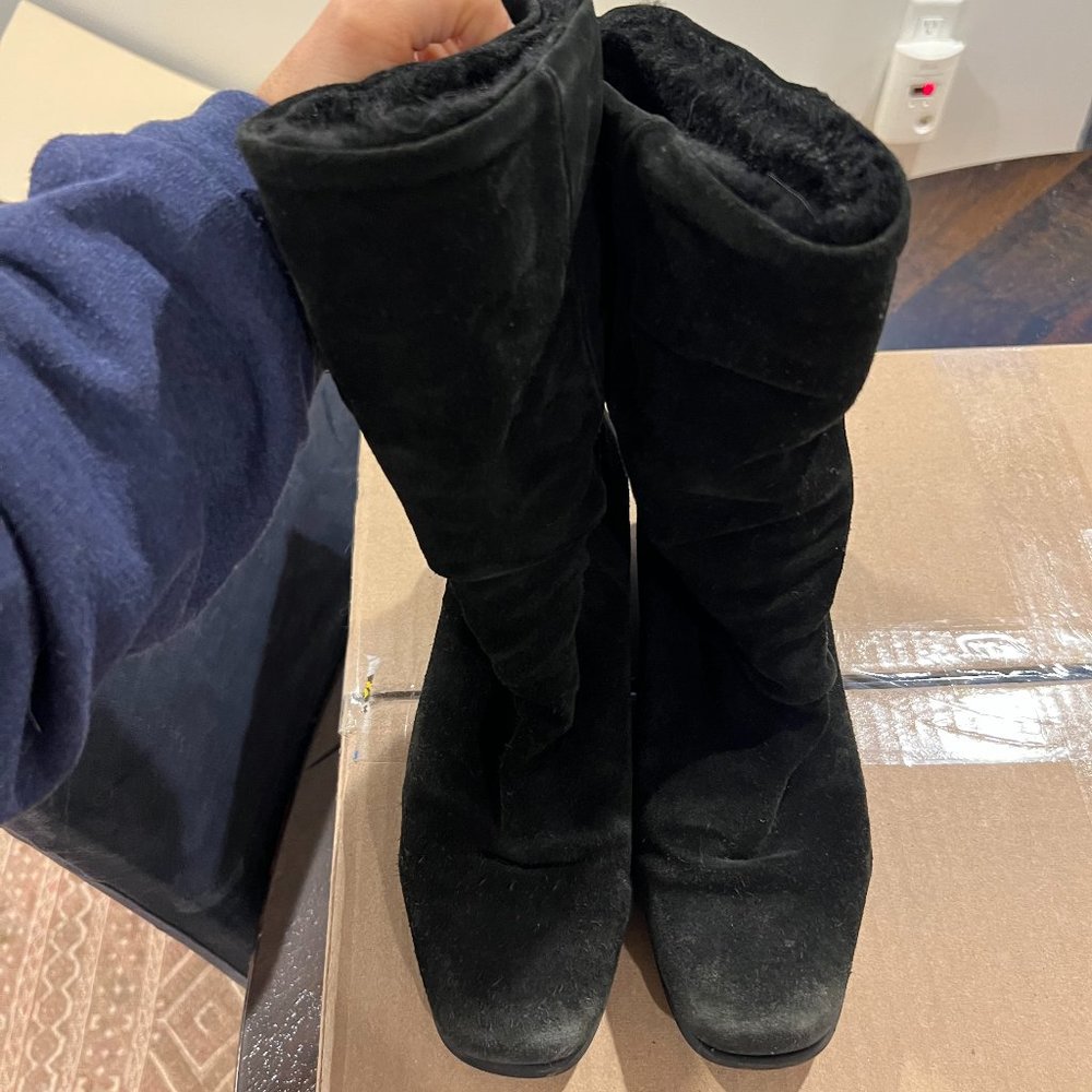 La Canadienne weatherproof wedge boots in black. Size 6.5
